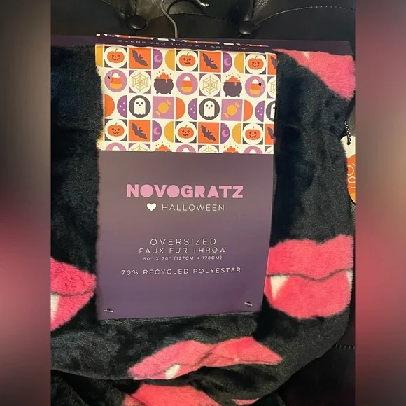 NOVOGRATZ NWT Vampire Lips Oversized Faux Fur Throw - Picture 3 of 8